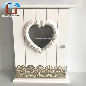Decoración de casa llave de madera colgando de la pared de la caja con corazón de cristal en forma de tapa