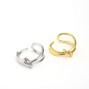 Anillo de Dedo Ajustable de Acero Inoxidable con Baño de Oro, Diseño Simple y Moderno - Product Image 4