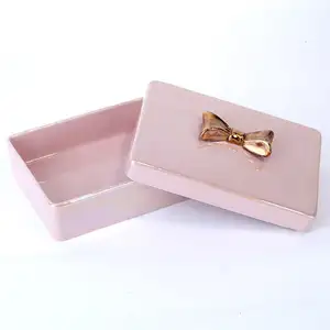 Hiện đại hình chữ nhật màu hồng gốm sứ với Vàng BOW TIE hộp đồ trang sức tổ chức