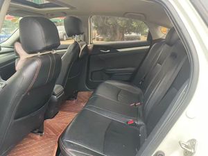 <span class=keywords><strong>Honda</strong></span> <span class=keywords><strong>Civic</strong></span> 1.5T Edición Deluxe Usado de <span class=keywords><strong>2018</strong></span> |   VTEC Turbo 177HP, Asientos de Cuero, Techo Solar Eléctrico, Cámara de Reversa, Automático, Volante a la Izquierda, Color Oscuro - Product Image 3