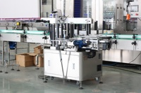 Ligne complète automatique à piston linéaire pour le capsulage, l'étiquetage et l'emballage sous film rétractable de liquides visqueux (huiles, détergents) pour canettes et boissons en plastique