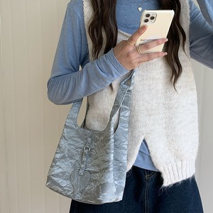 กระเป๋าถือทรงหัวใจสำหรับผู้หญิง สีเทา ตัวล็อคแม่เหล็ก เหมาะกับชุดลำลอง วันวาเลนไทน์ กระเป๋าสะพายข้างสุดเก๋ - Product Image 3