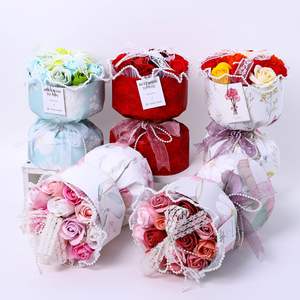 Rosa jabón flor dibujos animados Cinnamoroll <span class=keywords><strong>Mymelody</strong></span> Pompompurin Kitty Stitch muñeca ramo oso de peluche abrazando cubo niños regalo - Product Image 1