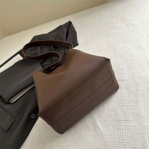 Women's New Fashion <b>Large</b> Capacity Leisure Travel Shoulder <b>Messenger</b> <b>Bag</b> Wide Shoulder Strap Wholesale Made PU - Product Image 4