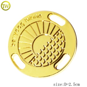 Tùy chỉnh Hợp kim kẽm Bikini Phụ Kiện Vòng thẻ mạ vàng 2 lỗ dập logo nhãn cho hàng may mặc - Product Image 2