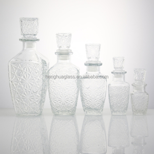 Botella de Vidrio Cuadrada con Relieve Personalizada en <span class=keywords><strong>Amarillo</strong></span> de 50ml, 120ml, 250ml, 450ml y 750ml para Envasado de Ginebra, Vodka, Whisky, Vino y Licores (Oferta) - Product Image 3