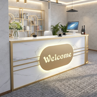 Comptoir de réception moderne en marbre avec garniture dorée et panneau d'accueil LED, idéal pour salon de beauté, comptoir de caisse OEM