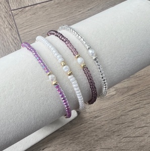 Bracelets vintage géométriques minimalistes en perles Miyuki, multicouches, en perles de verre, faits à la main, extensibles, avec breloque en perles d'eau douce - Product Image 1