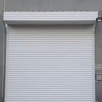 Porte à enroulement en aluminium élégante et minimaliste pour supermarchés, configuration adaptable pour bâtiments neufs et rénovés