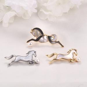 Broches de mode en gros de Zhuji, exquises, plaquées or cuivre, coquille de perle d'eau douce, broche de vêtement zodiaque cheval, fleur de poitrine - Product Image 2