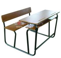 Dessus en bois d'école et double bureau et banc à cadre en métal avec tiroir pour étudiants utilisés