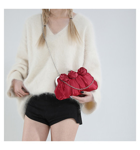 Çiçek Desenli Kilitli Metal Saplı Çanta Saten Zarif Dokulu Çerçeveli El Çantası Kokteyl Balo Kırmızı Beyaz Çiçekli Çanta Hediye Kızlar İçin - Product Image 4