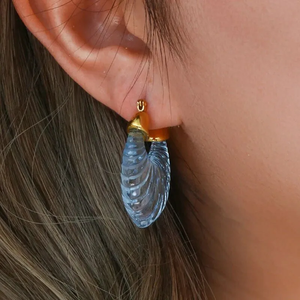 Boucles d'oreilles pendantes classiques en forme de U géométriques en acrylique et alliage de zinc plaqué or 14 carats pour les tenues de fête, de bureau et décontractées - Product Image 2