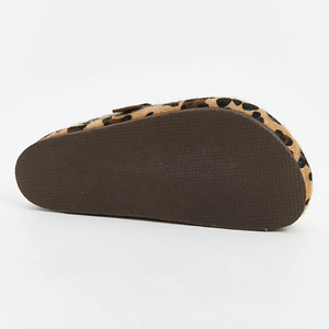 Zoccoli da <span class=keywords><strong>donna</strong></span> con stampa leopardata e plantare <span class=keywords><strong>in</strong></span> <span class=keywords><strong>sughero</strong></span>, con supporto plantare, slip-on, con cinturino con fibbia metallica dettagliata, pantofole da casa - Product Image 4