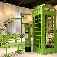 Cabines téléphoniques londoniennes blanches en 5 parties avec boîte aux lettres et chemin de fleurs artificielles pour décoration de mariage