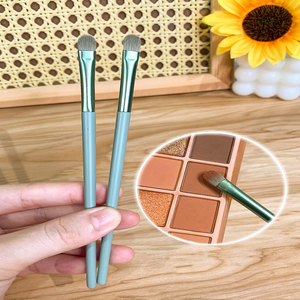 Productos cosméticos de moda Maquillaje de belleza Buena calidad Mango de madera verde Cepillo resaltador pequeño portátil - Product Image 4