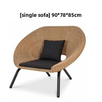 Ensemble table et chaises d'extérieur nordique pour des vacances confortables, parfait pour se détendre sur le balcon ou dans le jardin, y compris un canapé