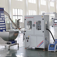 Machine entièrement automatique pour l'insertion de joints, garnitures, inserts et coussinets en mousse, feuille et tampon pour bouchons de bouteilles en plastique