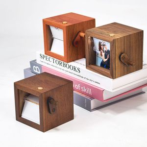 Scatola Portafoto a Scorrimento in Legno Regalo per Coppia e <span class=keywords><strong>Festa</strong></span> <span class=keywords><strong>della</strong></span> <span class=keywords><strong>Mamma</strong></span> - Libro Fotografico a Manovella Personalizzato e Luminoso a Forma di Macchina Fotografica Ricordo Commemorativo - Product Image 1