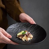 Assiette en céramique à rayures européennes en relief, idéale pour les banquets de mariage et les restaurants haut de gamme