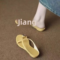 Tongs d'été pour femmes 2026 Nouveau modèle Extérieur Confortables Tige en peluche artificielle Doublure en microfibre Couleur unie Semelle extérieure en caoutchouc