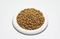 ODM Friandises pour chiens et chats, saveur poulet, bœuf et saumon, riches en protéines, sandwichs croustillants, sachet de 2 kg, biscuits croustillants pour la santé digestive