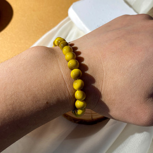 Le bracelet DAISY xiaod en vert, violet, bleu saphir, rouge, rose, bleu lac doré et jaune œil de tigre est un cristal très prisé. - Product Image 3