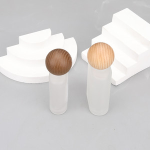 Bottiglia di profumo di vetro ricaricabile di lusso 30ml/50ml quadrato piatto vuoto chiaro smerigliato Spray flacone con collo a vite e tappo di legno rotondo - Product Image 4