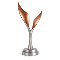 Trophée en verre et cristal avec design encadré de feuilles argentées sur base étagée, récompense sportive gravée sur mesure