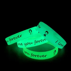 Créez vos propres bracelets en caoutchouc avec un message ou un logo personnalisé Bracelet lumineux en silicone Bracelet en silicone qui brille dans le noir