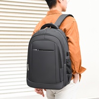 Sac à dos en polyester grande capacité avec fermeture éclair, design respirant, bretelles courbes pour les voyages d'affaires, les activités sportives en plein air et l'école