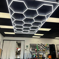Lumière LED hexagonale hexagonale hexagonale en nid d'abeille RVB Feux de voiture Grille de feux de travail LED Garage Plafond Atelier