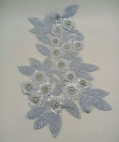 Applique perlée dorée fortement perlée, superbe applique dorée sur maille dorée avec motif floral