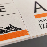 Papier en rouleau 80mm 57mm imprimable vierge pour imprimante de borne libre-service, avec logo personnalisé, pour billet d'avion thermique et carte d'embarquement