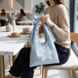 Borsa di Lusso in Raso di Seta con Fiocco, Personalizzabile con Ricamo di Perle e Fiori, Grande Capacità, Elegante Borsa <span class=keywords><strong>a</strong></span> Spalla da Donna 35*25cm - Product Image 2