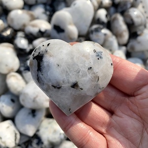 Commercio all'ingrosso naturale macchia nera bianco pietra di luna cuore di cristallo di quarzo pietra curativa di alta qualità intagliato per la decorazione domestica - Product Image 2