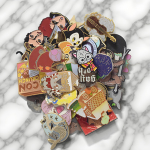 Distintivo in metallo personalizzato, spilla <span class=keywords><strong>da</strong></span> bavero in smalto morbido con design a cartone animato/anime, produttore di spille in smalto - Product Image 1