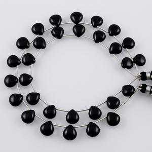 Perles facettées en spinelle noire naturelle en forme de cœur, 5 à 6 mm, brins de 13 pouces de long - Product Image 1
