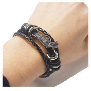 Pulsera de Cuero de <span class=keywords><strong>3</strong></span> Capas con Dije de Pistola Gótica de Aleación Personalizada y Cuero PU de 21 cm y 1.5 cm de Ancho para Hombre, Proveedor - Product Image 1