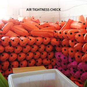 Boya <span class=keywords><strong>de</strong></span> natación inflable <span class=keywords><strong>de</strong></span> color personalizado, bolsa seca flotante <span class=keywords><strong>de</strong></span> PVC, tiro <span class=keywords><strong>de</strong></span> agua abierto - Product Image 6