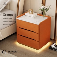 Table de chevet à 3 tiroirs avec surface en dalle de roche à bords arrondis pour chambre à coucher et salon