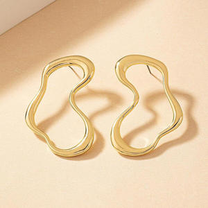 Boucles d'oreilles clous plaquées or Mona Gennaro, design minimaliste, unisexe, à porter au quotidien, bijoux en or jaune - Product Image 4