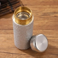 Bouteille d'eau isolée sous vide à double paroi en titane pur antibactérien de 300 ml avec infuseur à thé, ultralégère et portable