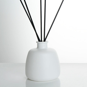 Commercio all'ingrosso di lusso vuoto Aroma rotondo vuoto profumo Reed diffusore di vetro Reed diffusore bottiglia diffusore - Product Image 1