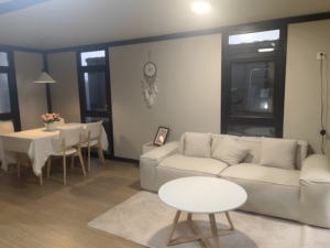 Casa Modular Móvil de Lujo de 20 pies y 2 Dormitorios, Expandible de Doble Ala con Terraza, Utilizada como Apartamento de Hotel - Product Image 3