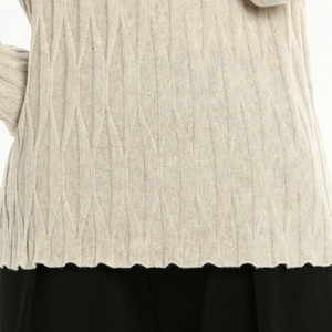 Pull en tricot pour femme à col roulé, manches longues, coupe ajustée, fabrication sur mesure, production en petites séries - Product Image 3