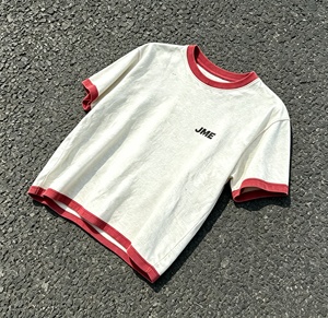 Camiseta Blanca Personalizada de Manga Corta para Hombre con Ribete en Contraste Rojo, Cuello Redondo, Corte Casual - Product Image 2