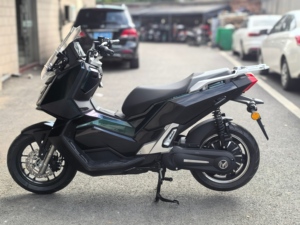 Motocicleta de Alta Gama con Batería ADV, Neumáticos 100% de 14 Pulgadas y Batería Extraíble - Product Image 4