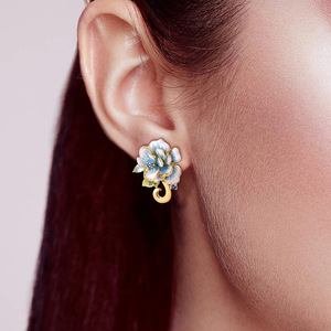 Boucles d'oreilles fleur de freesia pour femmes, bijoux élégants à motifs floraux peints - Product Image 3