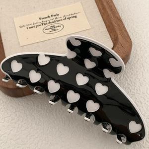 Pince à cheveux personnalisée pour femme, demi-épaisse, 11 cm, motif cœur rouge, antidérapante, en acétate, idéale pour les fêtes et la Saint-Valentin - Product Image 6